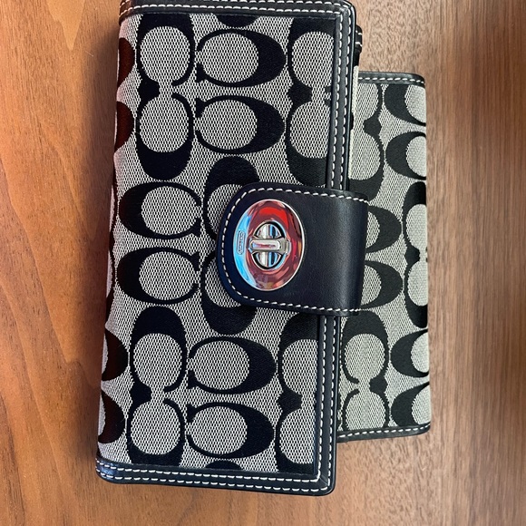 EXCELLENT condition! Coach signature black wallet - Picture 2 of 9